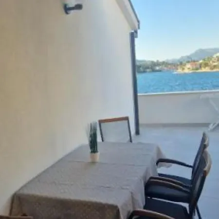 Seafront Kreso Apartment *